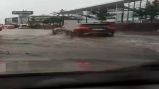 Bursada ağaçlar devrildi, otoparklar şelaleye, yollar göle döndü