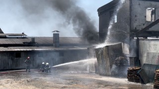 Bursada boya fabrikasında yangın çıktı: 2 yaralı