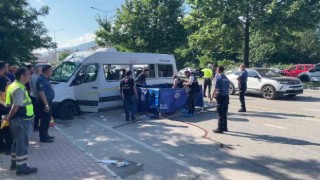 Bursada işçi servisi ile otomobil çarpıştı: 1 ölü, 9 yaralı