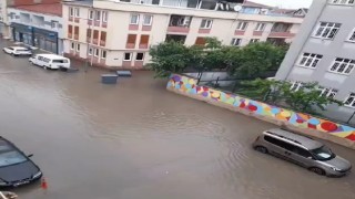Bursada şiddetli yağış hayatı felç etti, sokaklar göle döndü