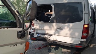 Bursada yolcu indiren servise kamyonet çarptı : 1 ağır 4 işçi yaralandı