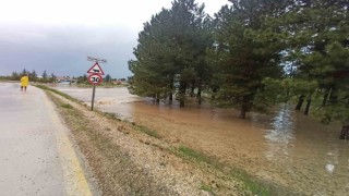 Büyükdereyi sel bastı bazı ev ve yollar sular altında kaldı