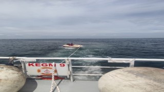 Çanakkale Boğazında sürüklenen tekne kurtarıldı