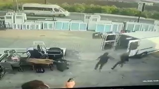 Çatalcada işyerine giren şüphelilere kurşun yağdırdı: 2 yaralı