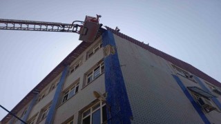 Çatıda mahsur kalan baykuşları itfaiye kurtardı