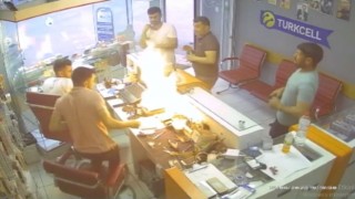 Cep telefonu bomba gibi patladı