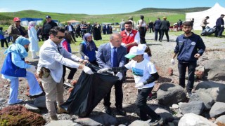 Çıldır Gölünde kıyı temizliği yapıldı