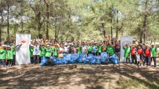 Çocuklar ormandan poşet poşet çöp topladılar
