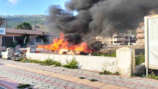 Çöplük alandaki yangın tekneyi küle çevirdi