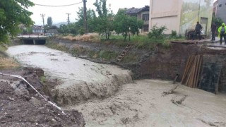 Çorumda sel suları köprü kalıbını sökerek Kızılırmaka sürükledi