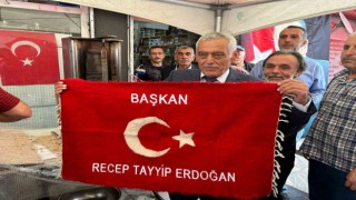 Cumhurbaşkanı Erdoğanın seçimi kazanması sebebiyle ‘şükür döneri dağıttı
