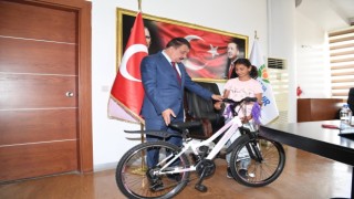 Cumhurbaşkanı Erdoğanın söz verdiği hediyeleri ulaştırdı