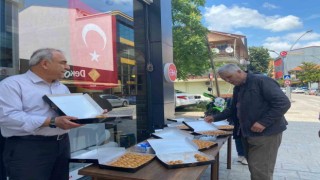 Cumhurbaşkanı Erdoğanın zaferini 25 kilo baklava dağıtarak kutladı