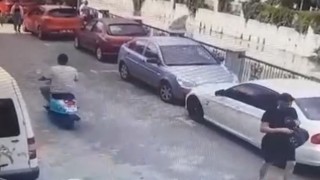 Denize giren voleybolcuların çantasını çalan hırsızlar polisten kaçamadı
