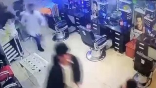 Deprem oluyor sandı, berberi birbirine kattı