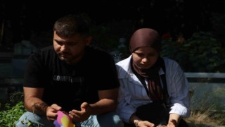 Depremde 7 yakınını kaybeden iki kardeş babalarının kabrini ziyaret etti