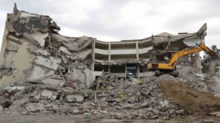 Depremde ağır hasar gören DÜ Rektörlük binasının yıkımına başlandı