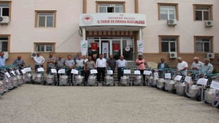 Depremde ahırları yıkılan süt üreticilerine süt sağım makinesi dağıtıldı