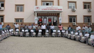 Depremde ahırları yıkılan süt üreticilerine süt sağım makinesi dağıtıldı