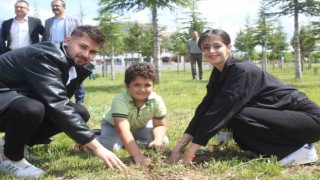 Depremde hayatını kaybeden öğrenciler adına fidan dikildi