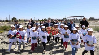 Depremde hayatını kaybedenler anısına Van Gölüne çelenk bırakıldı