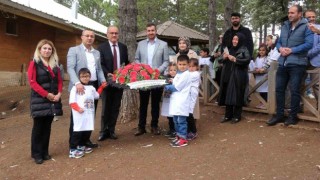 Depremde hayatını kaybedenler için göle çelenk bırakıldı