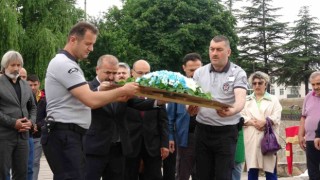 Depremde hayatını kaybedenler için Yeşilırmaka saygı çelengi bırakıldı