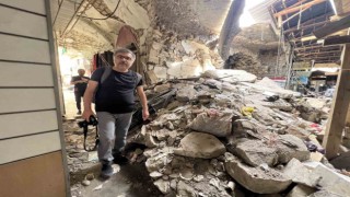 Depremde yıkılan tarihi mekanları fotoğraflıyor