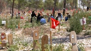 Depremin merkezi Kahramanmaraşta mezarlıkta buruk bayramlaşma
