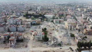 Depremin vurduğu Hatayda ağır hasarlı binalar yıkılıyor