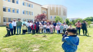 Depremzede çocuklar film izleyip fidan dikti
