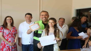 Depremzede çocuklar karnesini Haluk Leventten aldı