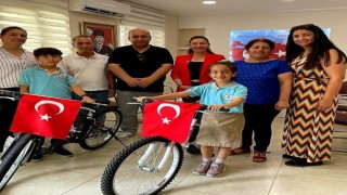 Depremzede öğrencilere anlamlı karne hediyesi