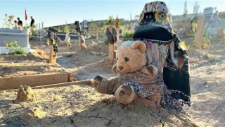 Depremzedelerin mezarlıkta buruk bayramı