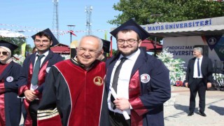 Dersinden kaldığı profesör babasının elinden diplomasını aldı