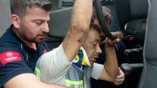 Devrilen mıcır yüklü kamyonun sürücüsünü itfaiye camı kırarak çıkarttı