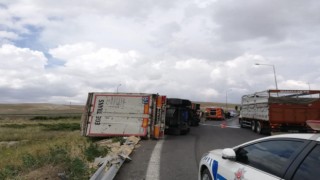Devrilen tırda sıkışan sürücüyü itfaiye kurtardı