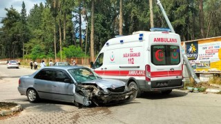 Direğe çarpan otomobilde bulunan sürücü yaralandı