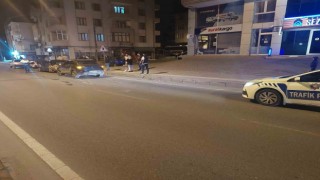 Direksiyon hakimiyetini kaybeden sürücü, park halindeki araca çarptı