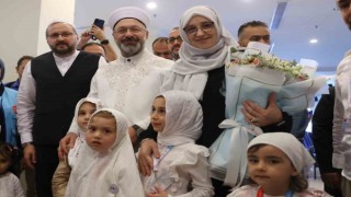 Diyanet İşleri Başkanı Erbaş, Mekkede minik hacı adaylarıyla bir araya geldi