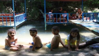 Diyarbakırda bayramda kavurucu sıcaktan bunalanlar Sinek Çayı ve Kanyonunda serinliyor