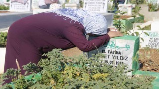 Diyarbakırda depremzedeler gözyaşları içinde yakınlarının mezarına gitti
