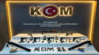 Diyarbakırda eğlence mekanında çok sayıda silah ele geçirildi