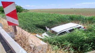 Diyarbakırda hafif ticari araç yol kenarına savruldu: 1 yaralı