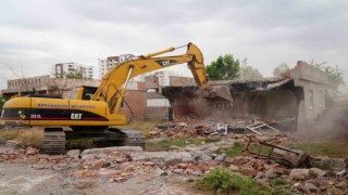 Diyarbakır'da kamulaştırılan iki yapının yıkımı yapıldı