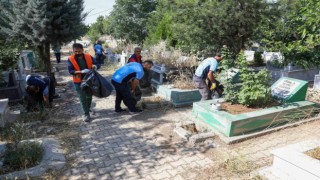 Diyarbakırda mezarlıklarda bayram temizliği