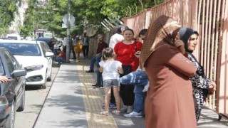 Diyarbakırda öğrenciler içeride aileler dışarıda ter döktü
