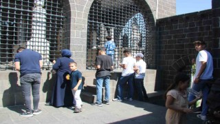 Diyarbakırda öğrenciler YKS öncesi türbe ve camilerde dua etti