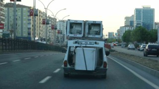 Diyarbakırda otomobile yüklediği eşyalarla kazaya davetiye çıkardı
