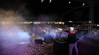 DJ Suat Ateşdağlı ve sanatçı Ekin Uzunlar Gül Festivalinde Ispartalılarla buluştu
